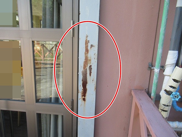 南都留郡富士河口湖町で観光ホテルの鉄部の付帯部に錆が発生して塗膜が剥がれているいる様子