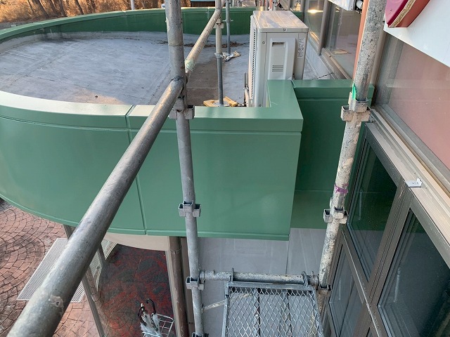 南都留郡富士河口湖町で金属製の玄関上ポーチに仕上げ塗装（シリコン塗装）を行う様子