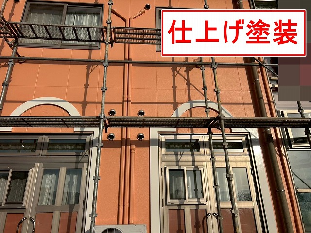 南都留郡富士河口湖町で鉄部のドア飾りにケレン作業で下地処理後、塗装する様子