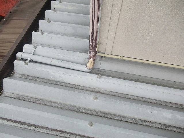 西八代郡市川三郷町で折板屋根に黒い筋状の汚れが付着している様子(下屋根)