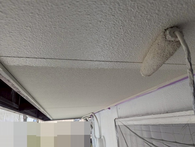 西八代郡市川三郷町で軒天塗装を行う様子（ケンエース塗料で2回塗り仕上げ）