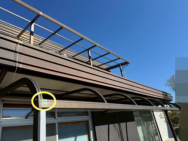 西八代郡市川三郷町でテラスのアクリルパネル屋根を交換する様子（ポリカ製パネル使用）