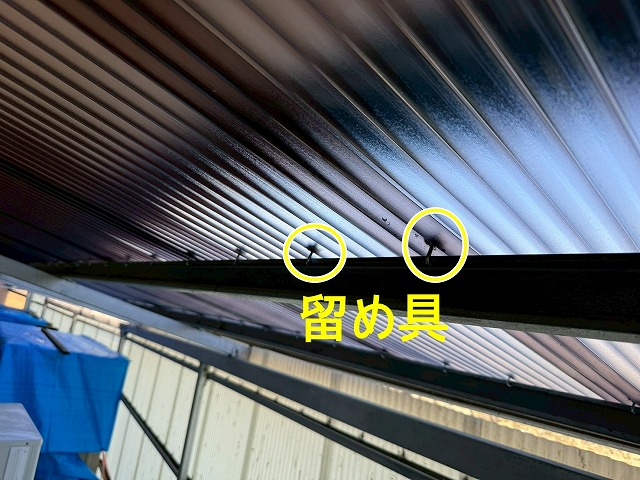 西八代郡市川三郷町でテラスの波板屋根・波板外壁（ポリカ）を交換する様子