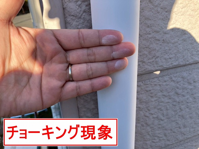 山梨市で雨樋(竪樋)にチョーキング現象が発生している様子