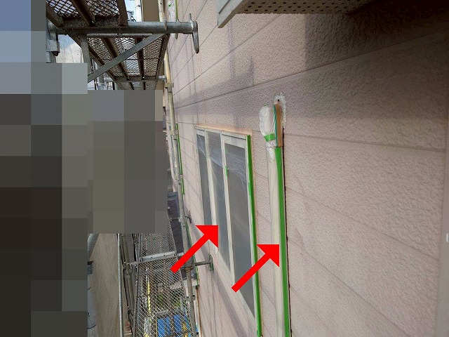 山梨市で住宅の塗装前に窓・サッシ周り・スリムダクト・床に養生をかける様子