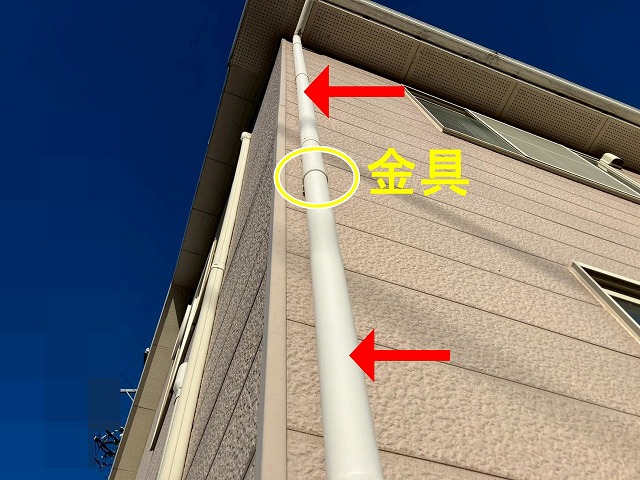 山梨市で雨樋(竪樋)をファインSiで塗装する様子