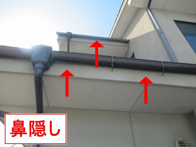 南アルプス市でモルタル仕上げの破風・鼻隠しにひび割れが発生している様子