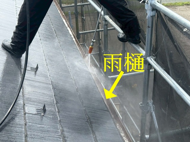 南アルプス市で塗装前のスレート屋根・雨樋を高圧洗浄する様子