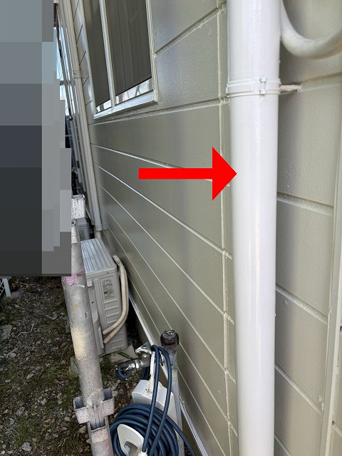 白く整った竪樋