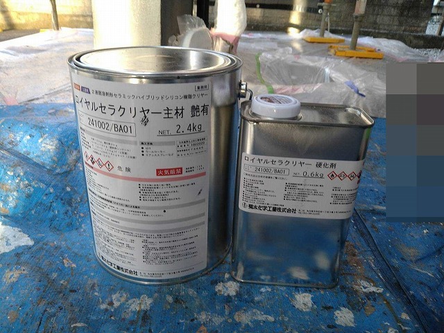 甲府市でサイディング外壁にクリヤー塗装を行う様子