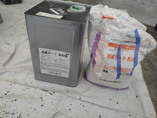 甲府市で基礎にローラーで塗装（上塗り）を行う様子
