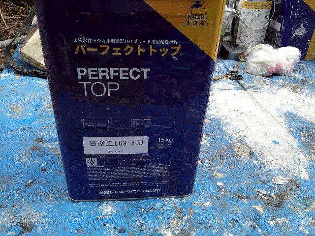 北杜市でモルタル外壁塗装(中塗り・上塗り)に使用したパーフェクトトップ