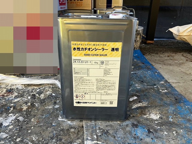 笛吹市でモルタル外壁に水性カチオンシーラーを塗装する様子(下塗り)