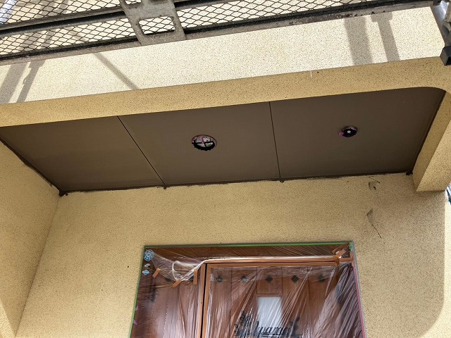 笛吹市で軒天にケンエース塗料を塗装する様子(1回塗り)