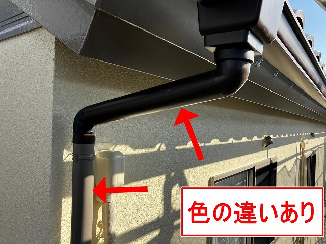 笛吹市で竪樋(既存使用)にファインSiで塗装する様子