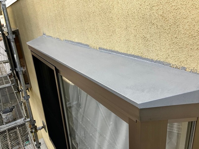 笛吹市で出窓上部(出窓板金)に錆止め塗料(ハイポンファインプライマーⅡ)を塗装する様子