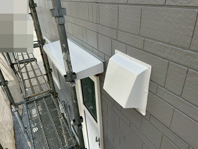 南アルプス市で付帯部(庇・換気フード)を塗装メンテナンスする様子(仕上げ塗装)