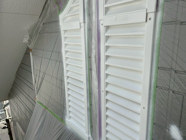 南アルプス市で黄ばみの目立つヤギリ(通気口・ガラリ・ルーバー)に吹き付け塗装を行う様子