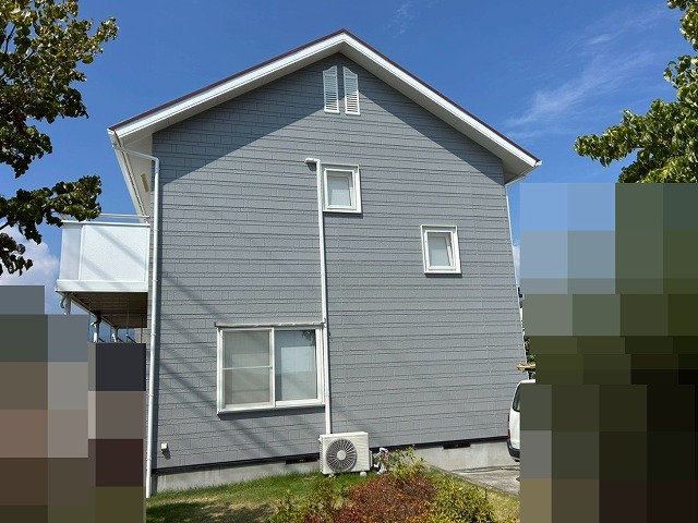 南アルプス市で経年劣化で黒ずみ・変色した破風の塗装メンテナンスのビフォーアフター