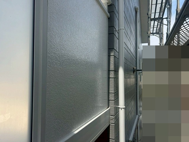 南アルプス市で黄ばみ・シミのある目隠しパネルに塗装を行う様子