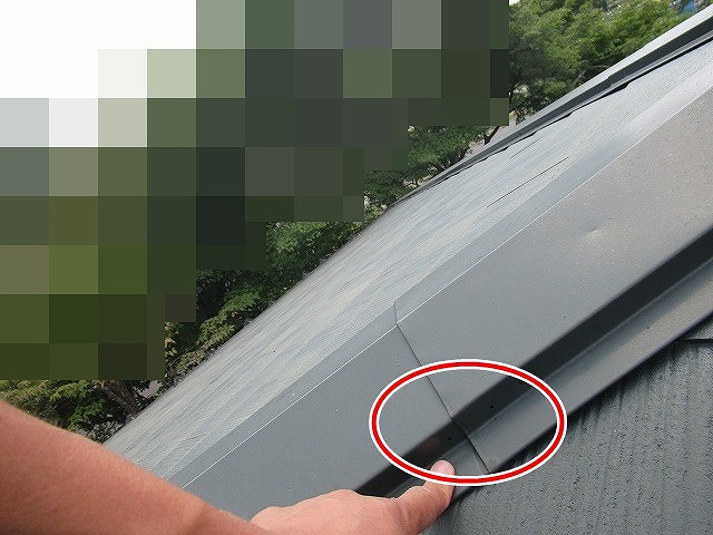 北杜市で屋根の棟板金にビスがぬけている様子