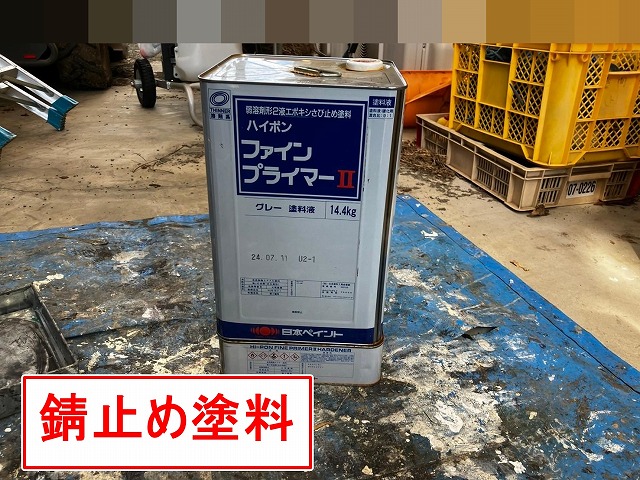 笛吹市で出窓上部(出窓板金)・庇(庇板金)に錆止め塗料(ハイポンファインプライマーⅡ)を塗装する様子