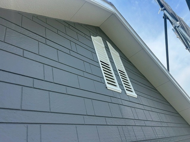 南アルプス市で黄ばみの目立つヤギリ(通気口・ガラリ・ルーバー)に吹き付け塗装を行う様子