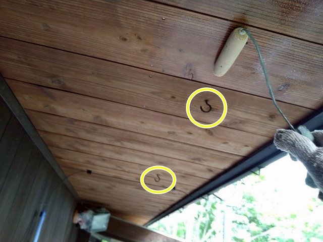 北杜市で別荘の軒天塗装にキシラデコールを使用する様子