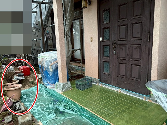 笛吹市で高圧洗浄後(塗装前)に養生をかける様子(玄関周辺)