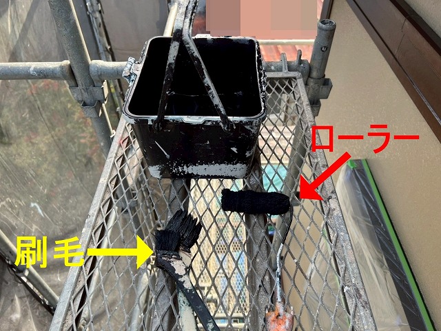 西八代郡市川三郷町で色あせた軒天にケンエース塗料で塗装する様子