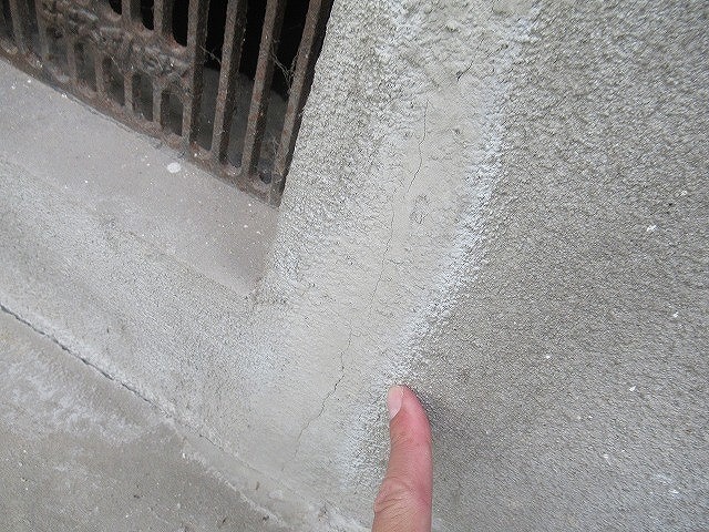 西八代郡市川三郷町で住宅の基礎がひび割れている様子(補修跡)