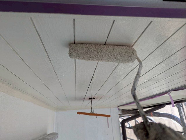 西八代郡市川三郷町で軒天塗装を行う様子（ケンエース塗料で2回塗り仕上げ）