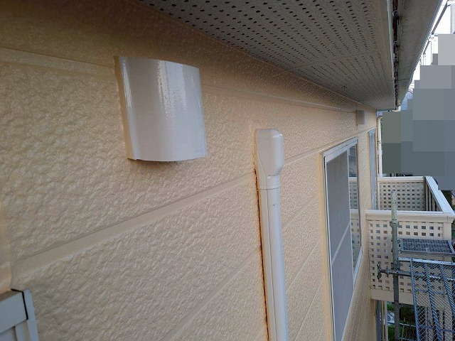 山梨市でスリムダクト・換気フードを塗装する様子(ファインSiでシリコン塗装)