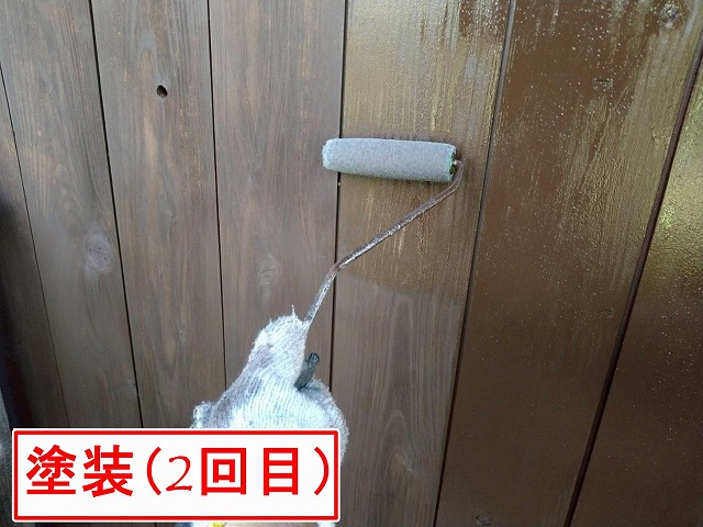 北杜市で木部外壁（木製の外壁）を塗装する際にキシラデコールで塗装を行う様子