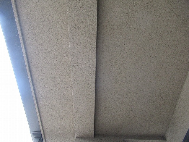 西八代郡市川三郷町で軒天に漏水箇所が無いか確認する様子