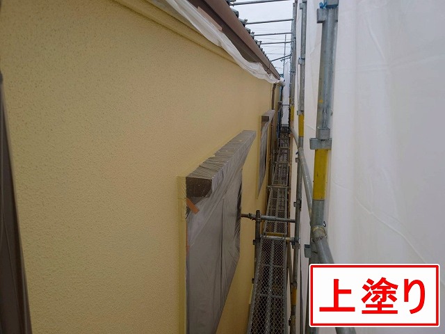 西八代郡市川三郷町でモルタル外壁塗装で、上塗り(グランセラトップ1液水性)を行う様子