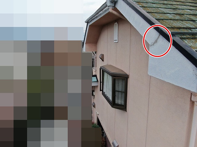 笛吹市で破風・鼻隠しにひび割れ（クラック）が発生している様子