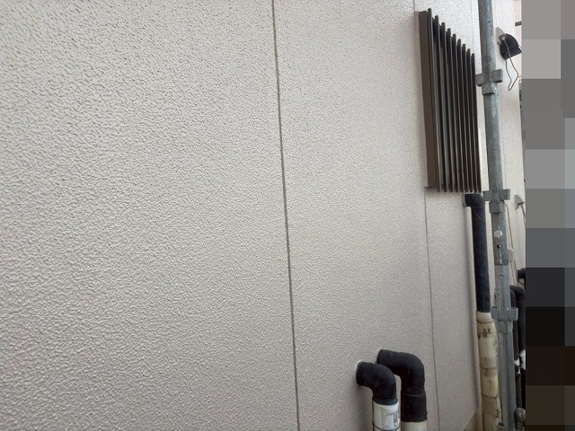 笛吹市でモルタル外壁に塗装を行う様子