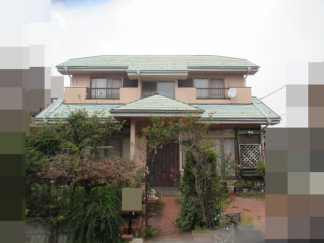 笛吹市で雨戸戸袋を高圧洗浄・ケレン作業（研磨・目粗し）・塗装する様子