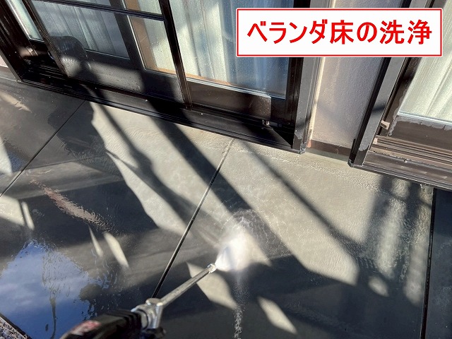 西八代郡市川三郷町でベランダ（バルコニー）床を高圧洗浄する様子