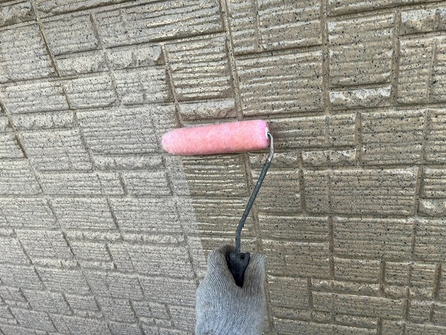 西八代郡市川三郷町でサイディング外壁に下塗り（シーラー）を行う様子