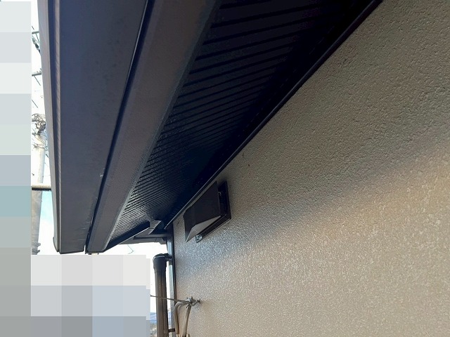 西八代郡市川三郷町で色あせた軒天にケンエース塗料で塗装する様子