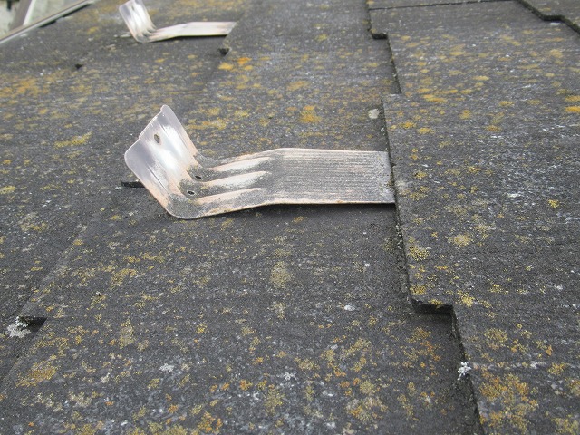 西八代郡市川三郷町で曲がった雪止めの交換・補修を行う様子