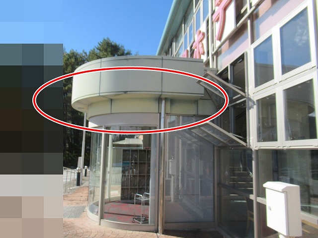 南都留郡富士河口湖町で観光ホテル鉄部の軒天に雨染みがある様子