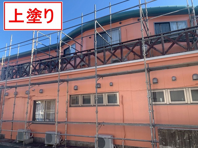 南都留郡富士河口湖町でALCパネル外壁に仕上げ塗装（上塗り）を行う様子