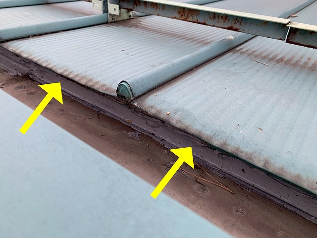 南都留郡富士河口湖町で観光ホテルの箱樋（雨樋）と屋根の継ぎ目にシーリング補修（コーキング補修）を行う様子