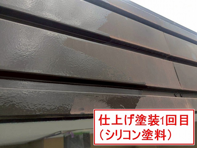 西八代郡市川三郷町でパラペット塗装の際にローラーを使用する様子（シリコン塗料）