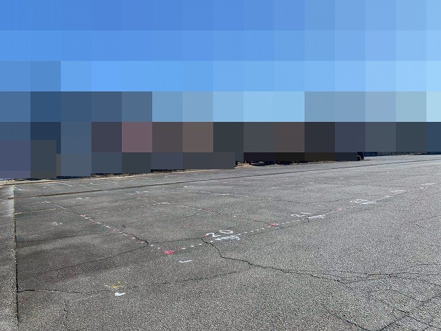 甲府市で駐車場（アスファルト）のハードライン引き工事（アトムライン使用）のビフォーアフター