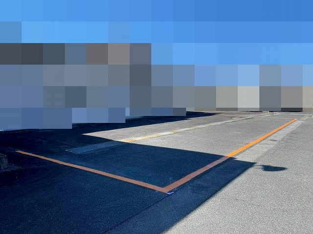 甲府市で駐車場（アスファルト）の黄色いハードライン引き工事（アトムライン使用）