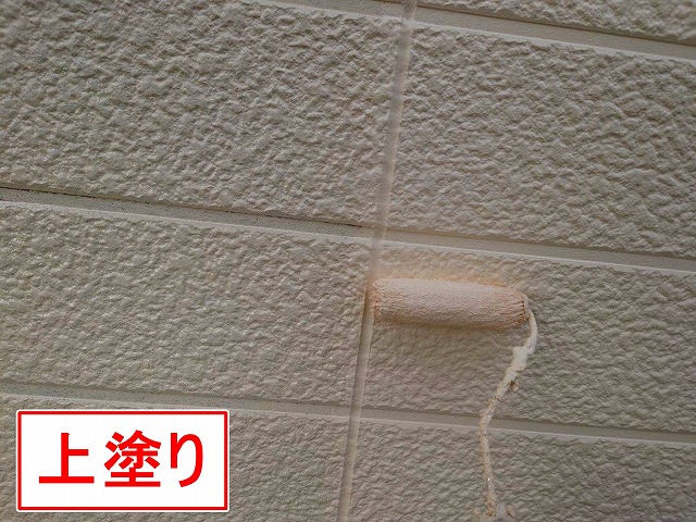 山梨市でサイディング外壁に無機塗料でカラーチェンジする様子(グランセラ1液水性で上塗り)